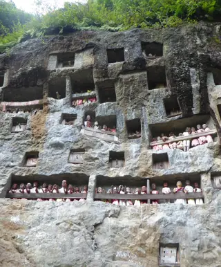 Wanderungen durch Toraja-Hochland zu den traditionellen Höhlengräbern